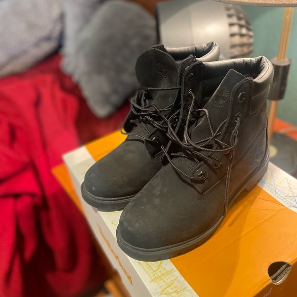 A pair of 6.5 Women or Men’s black Timberland Boots! - Picture 6 of 7